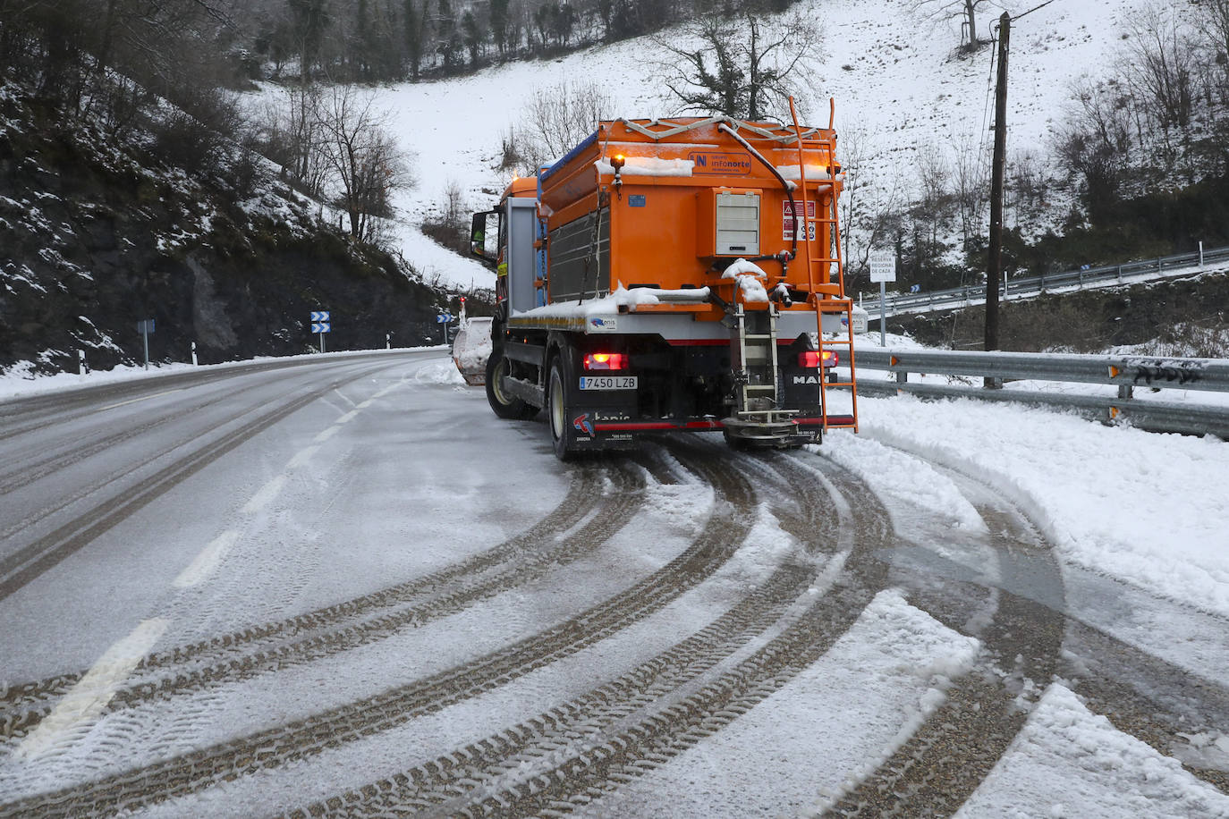 &#039;Mónica&#039; cubre de nieve Pajares