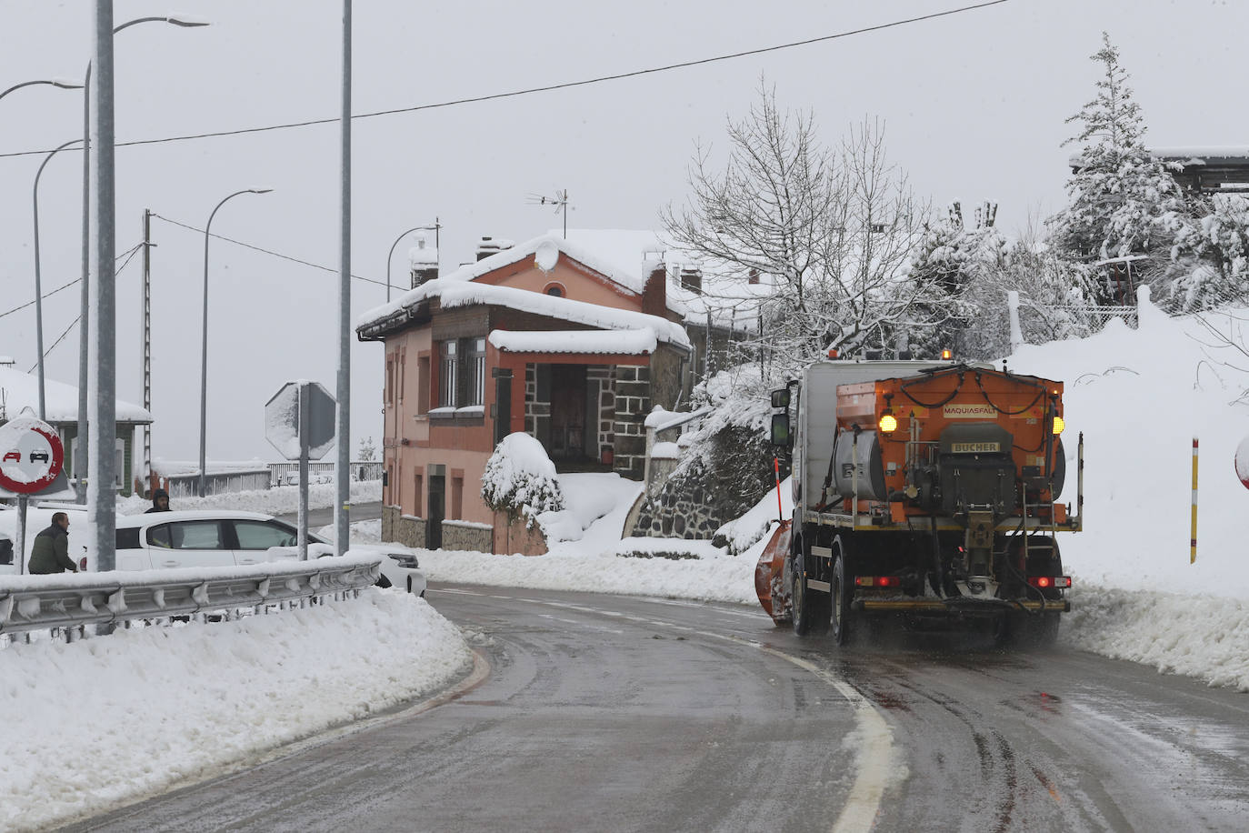 &#039;Mónica&#039; cubre de nieve Pajares