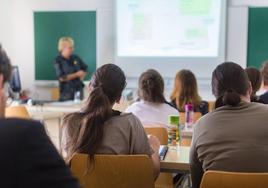 En la imagen, estudiantes durante una clase en la universidad. En el vídeo, la ministra de Educación, Pilar Alegría, explica el Real Decreto.