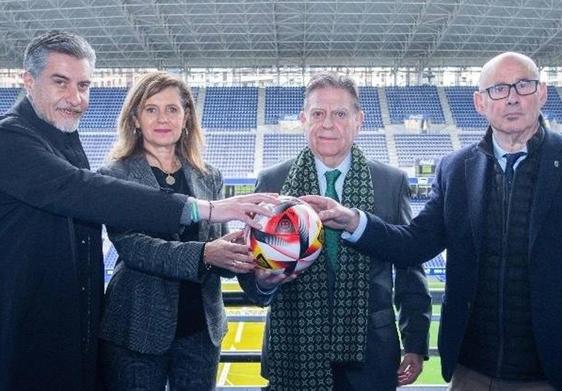 A la derecha, José Ramón Cuetos Lobo durante la presentación en el Tartiere de la Copa del Rey juvenil.