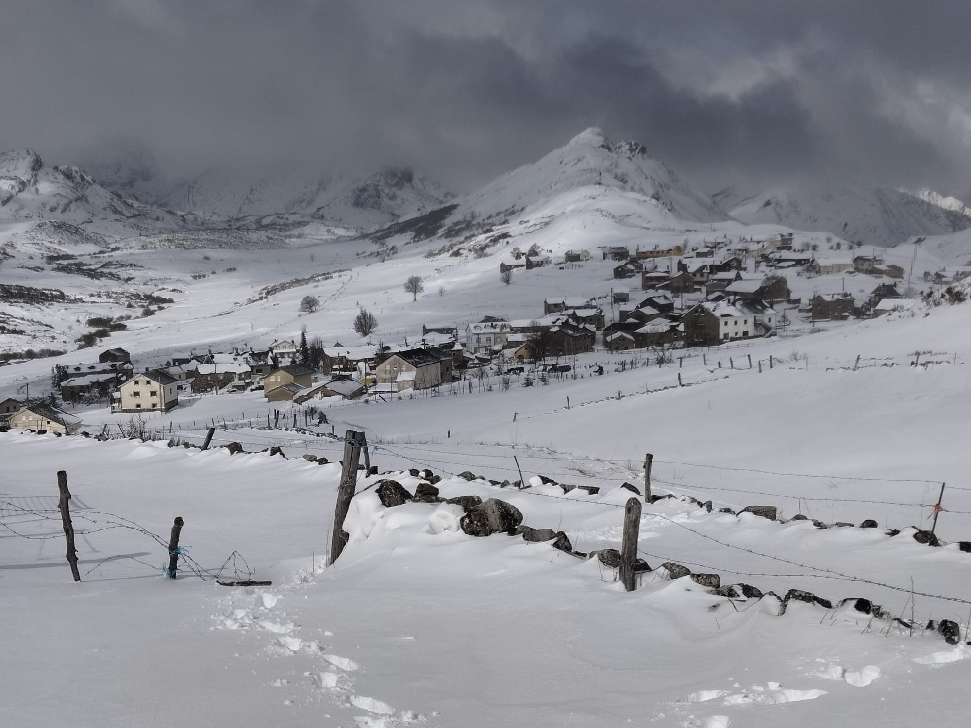 &#039;Mónica&#039; cubre de nieve Pajares