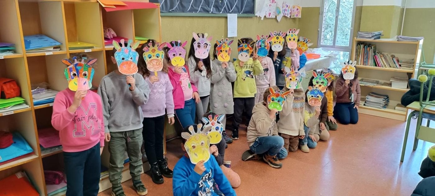 Los escolares de Primaria, ayer, con máscaras de las Guerrilla Girls.