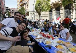 Un grupo de jóvenes celebrando la Comida en la Calle de 2023.