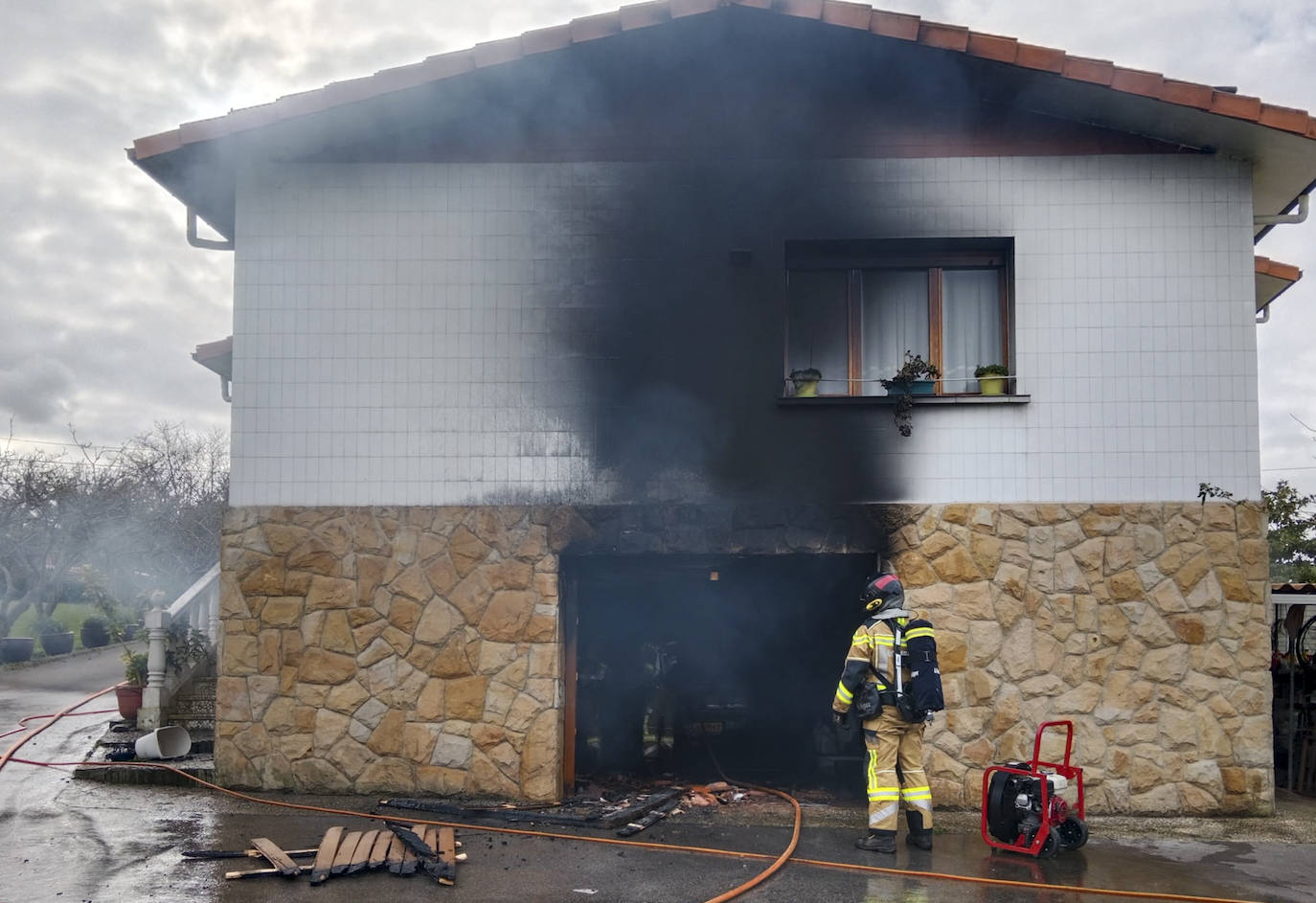 Las imágenes que deja el incendio en una casa de la parroquia gijonesa de Castiello