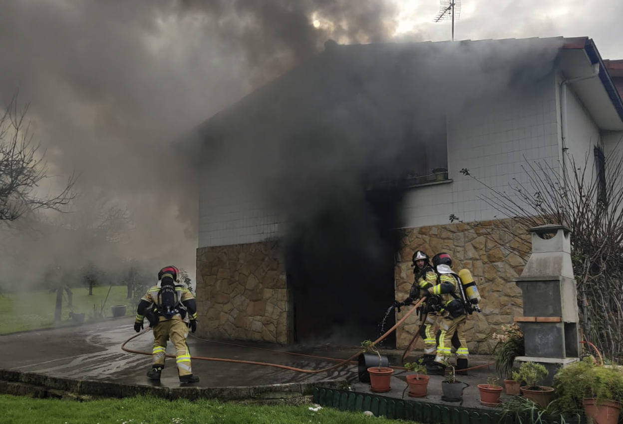 Las imágenes que deja el incendio en una casa de la parroquia gijonesa de Castiello
