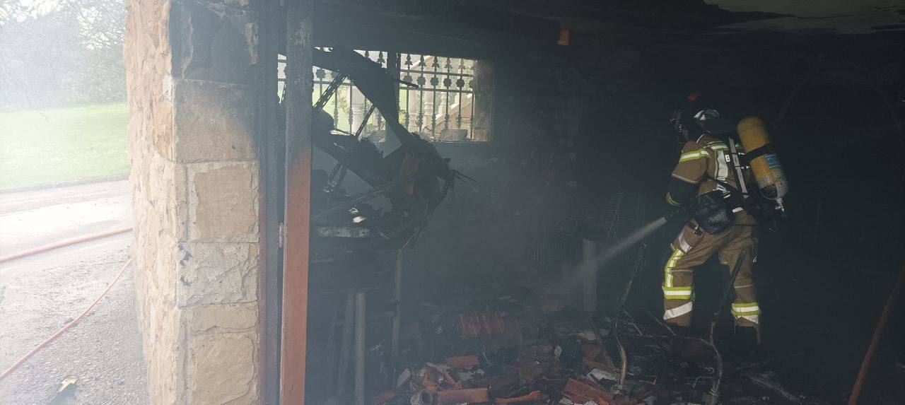 Las imágenes que deja el incendio en una casa de la parroquia gijonesa de Castiello
