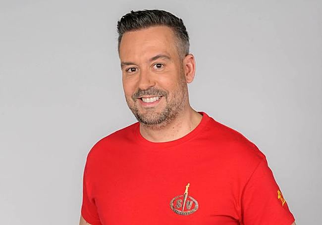 Kike Calleja, reportero, con la camiseta de 'Supervivientes'.