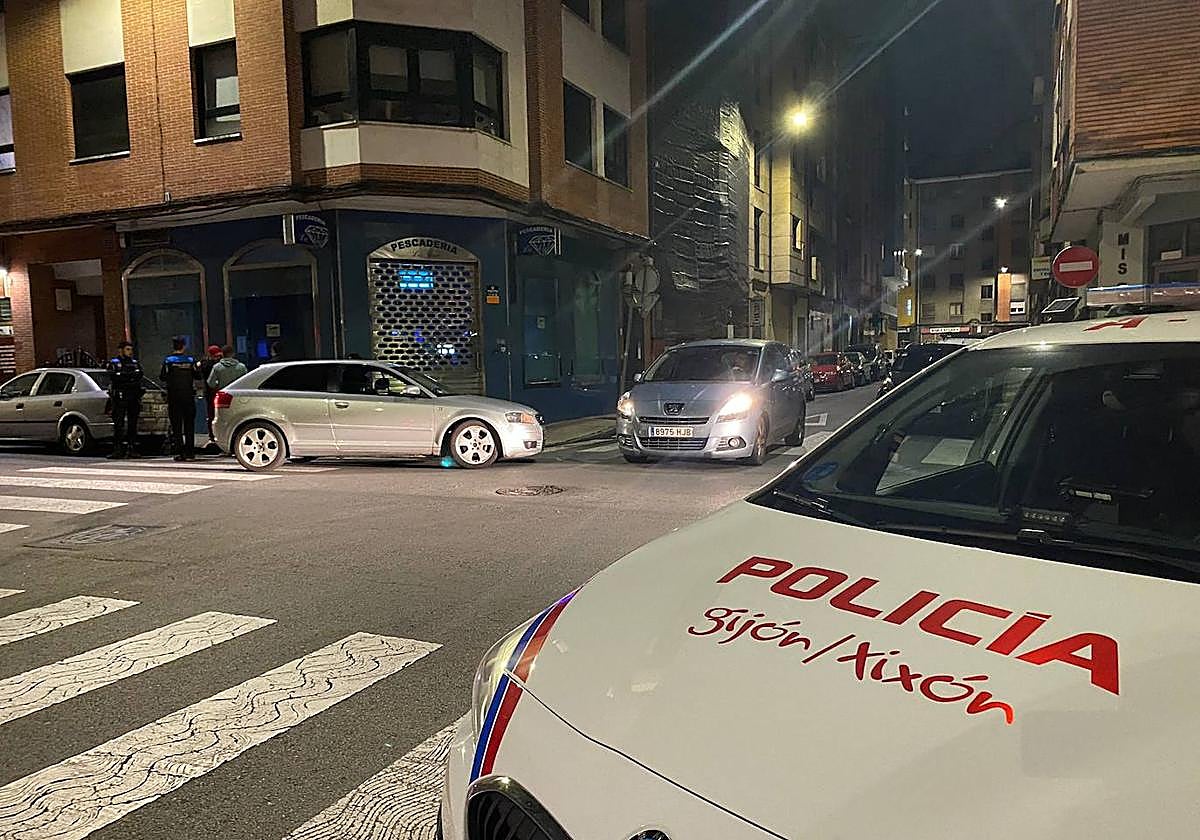 La Policía Local, en la calle donde se puso la multa.