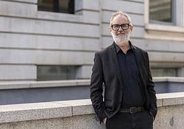 Rafael Cofiño, delante del Congreso de los Diputados.