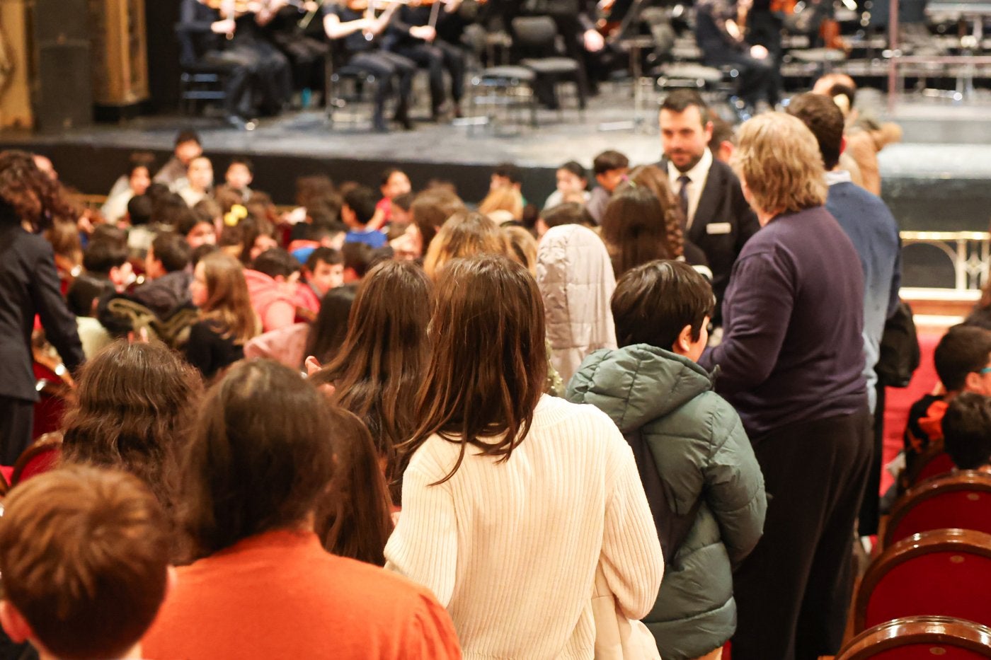 Los alumnos esperan para entrar en el Teatro Campoamor.