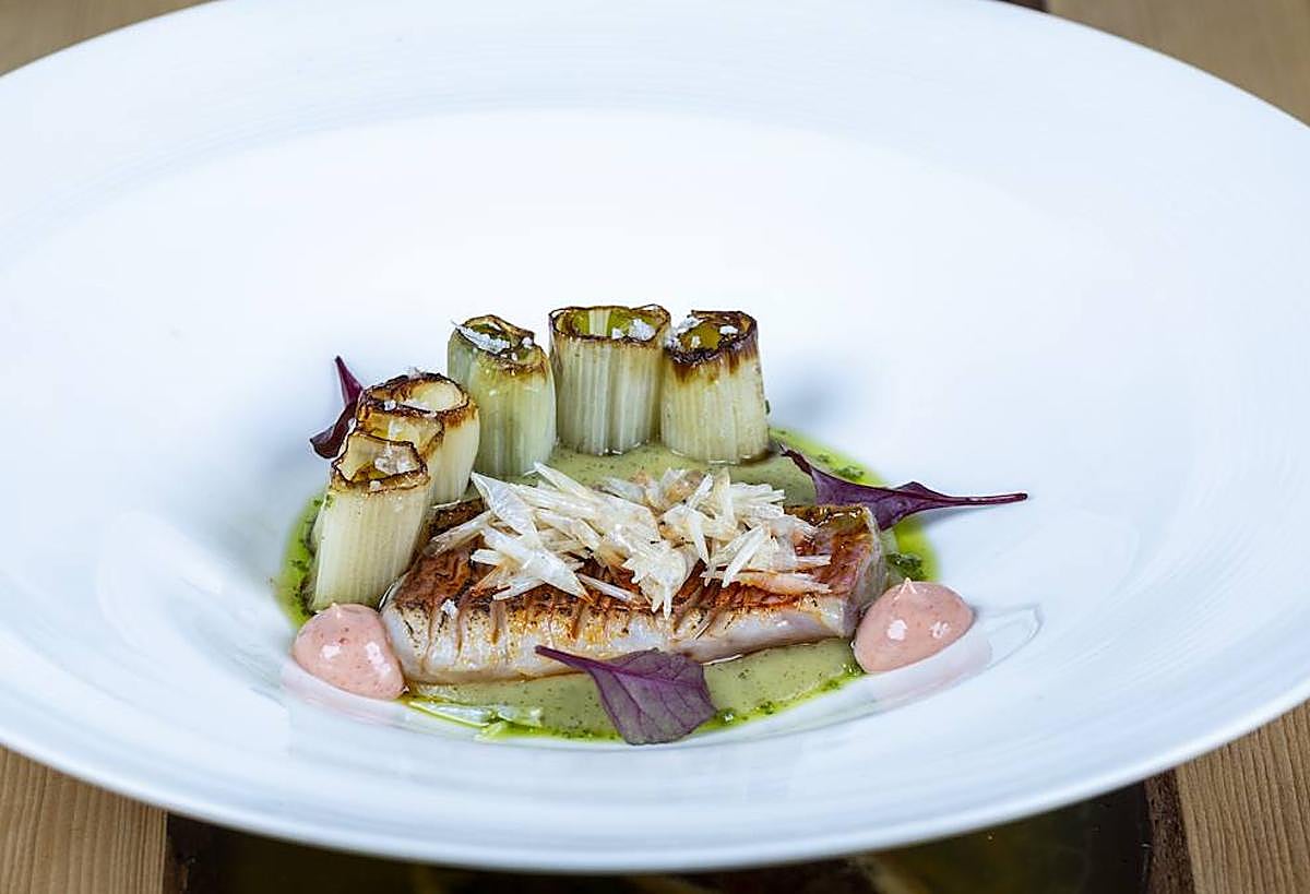 Imagen principal - Diversas formas de disfrutar del caçot, en su versión tradicional e integrado en recetas