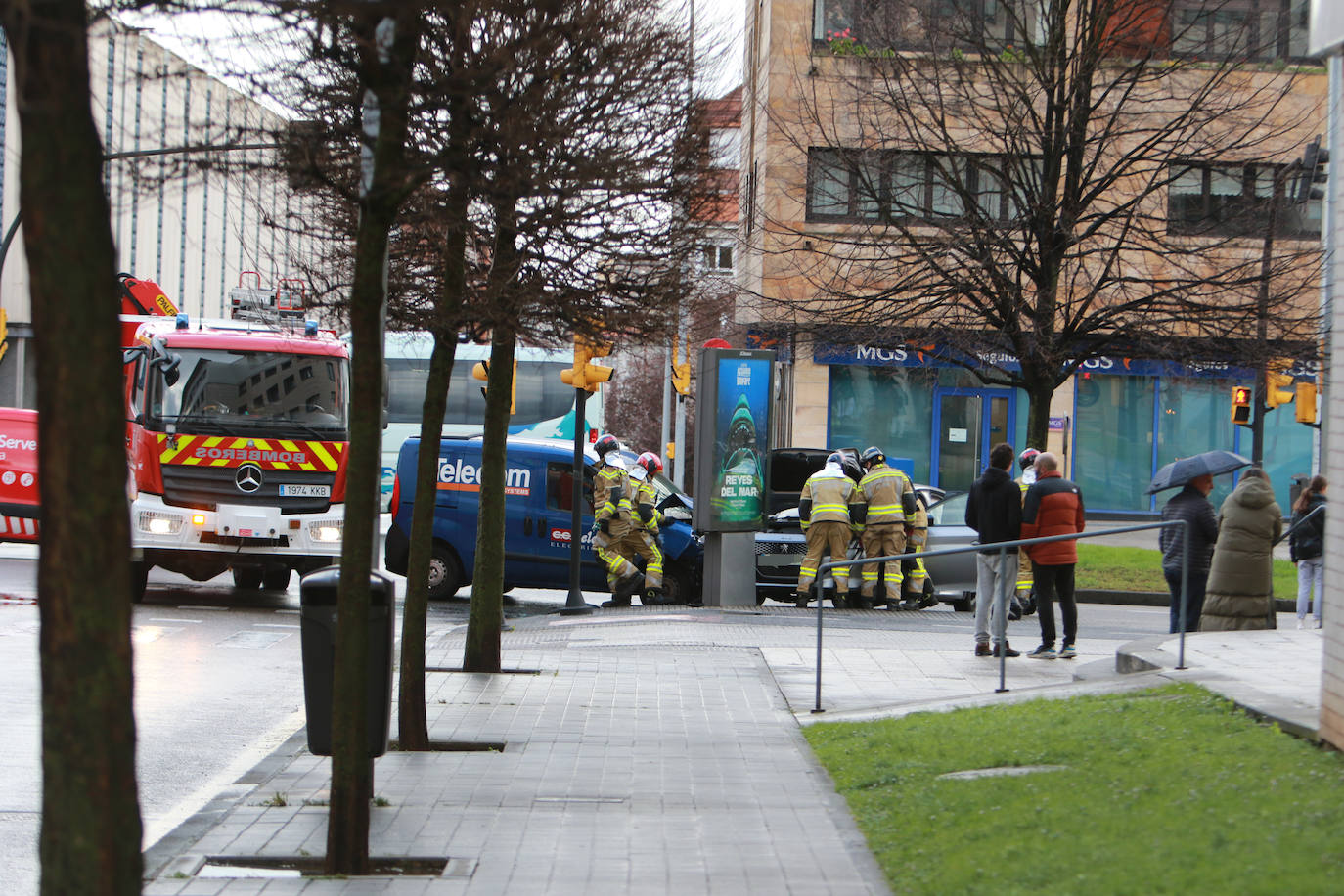 Las imágenes del accidente en la calle Velázquez de Gijón