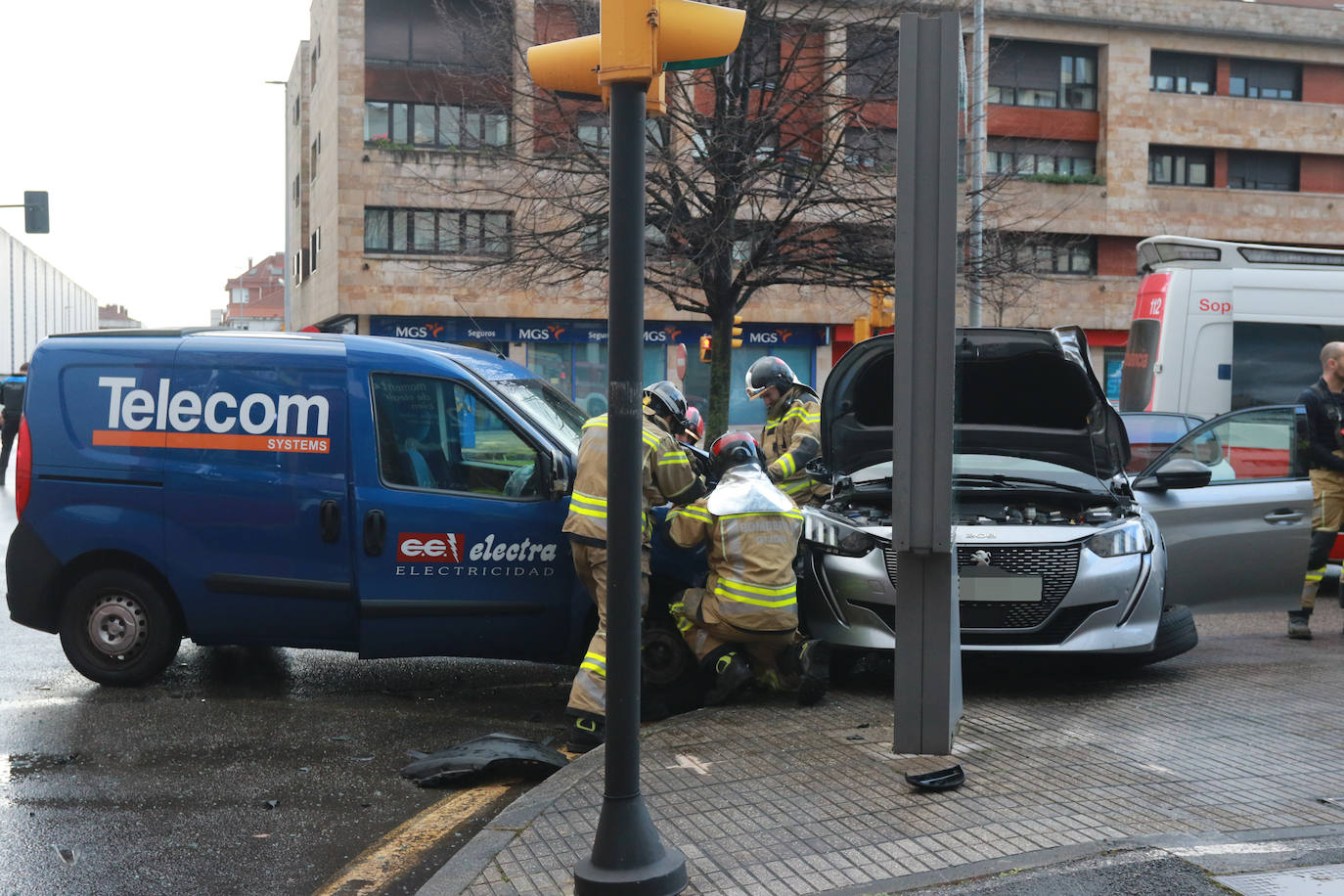 Las imágenes del accidente en la calle Velázquez de Gijón