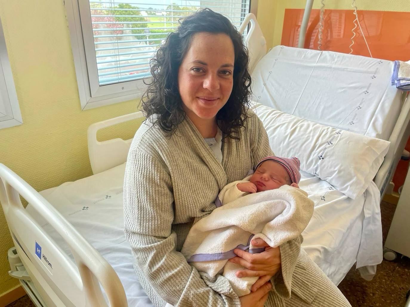 Mónica Álvarez con su hija Andrea, en el hospital de Jarrio.