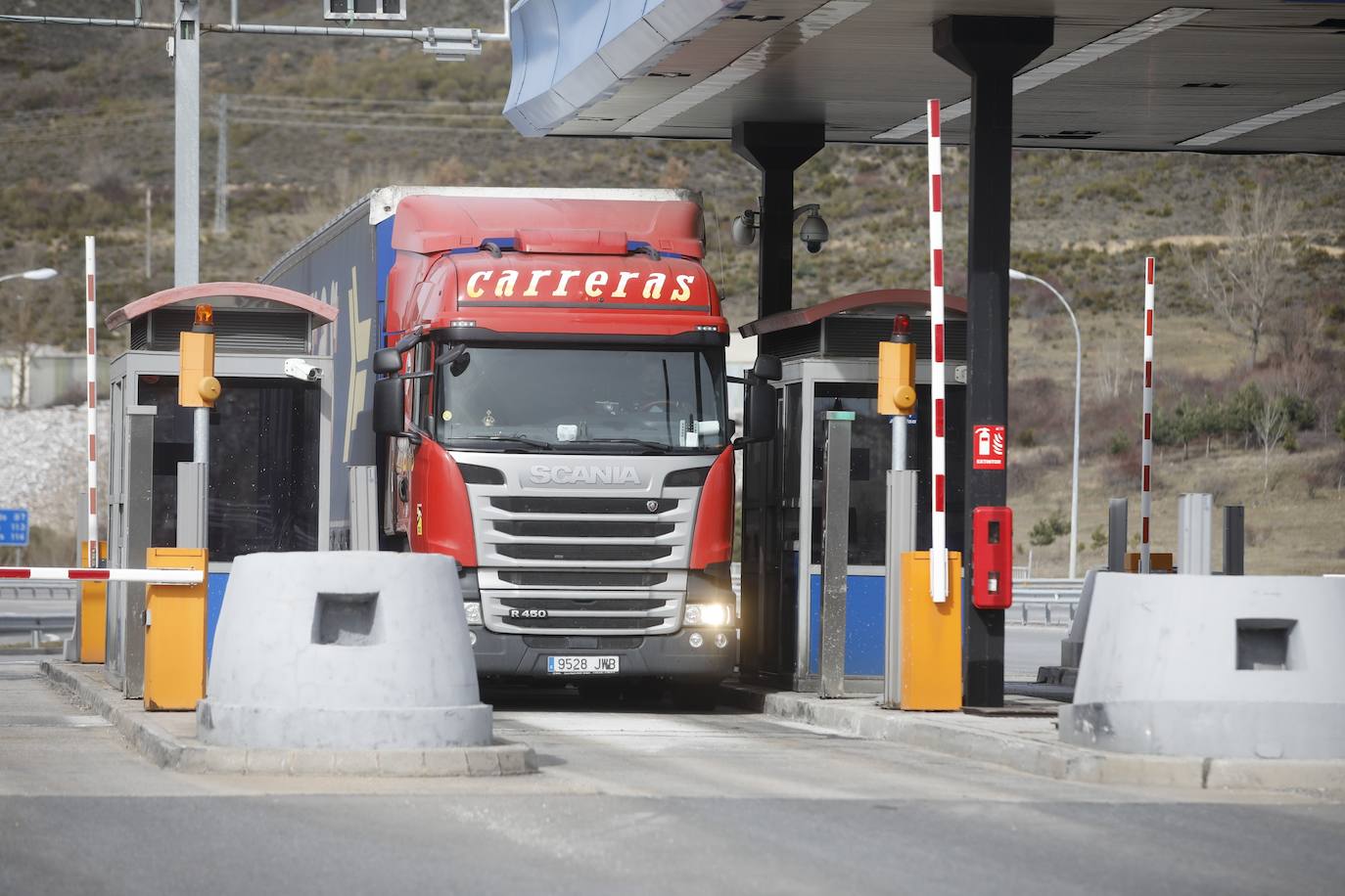 Un camión en el peaje del Huerna.