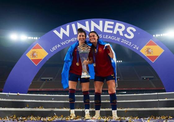 Lucía García y María Méndez, con la copa de campeonas de la Liga de las Naciones.