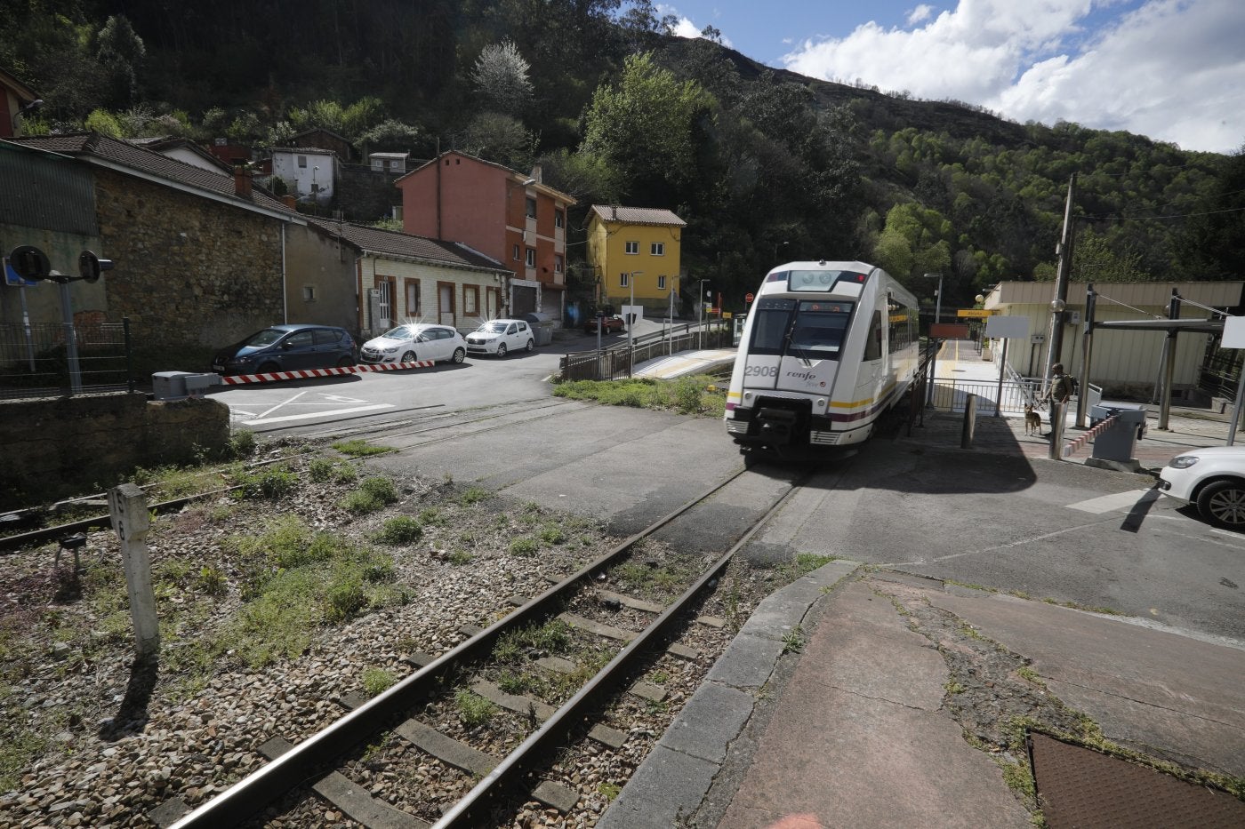 Un tren de Feve circulando cerca de Mieres.