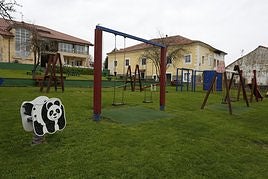 Zona infantil y, al fondo, edificio cerrado por problemas estructurales.