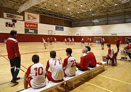 Partido de balonmano celebrado ayer en el pabellón Braulio García.