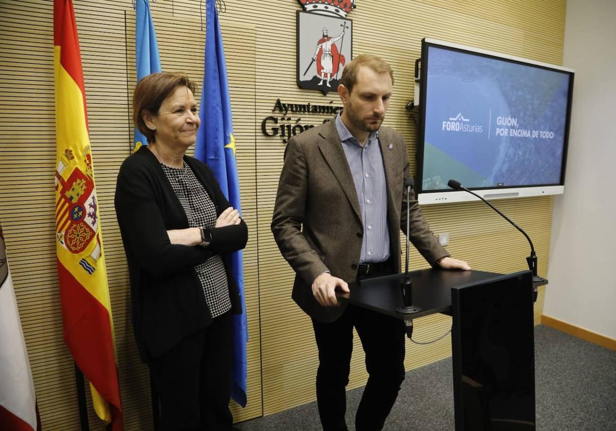 La alcaldesa de Gijón, Carmen Moriyón, y el diputado de Foro, Adrián Pumares.