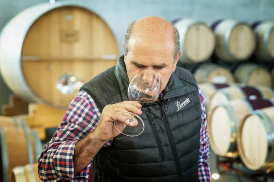 El gerente de Bodegas Beronia, Matías Calleja, prueba uno de sus vinos en las instalaciones de La Rioja.