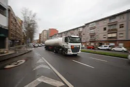 Un camión con mercancías peligrosas procedente de El Musel circula por la avenida del Príncipe de Asturias.