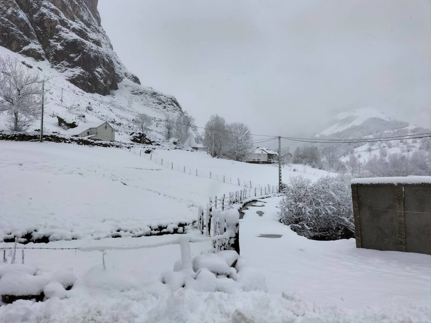 Lluvia, frío y nieve: las imágenes que deja el temporal en Asturias este sábado