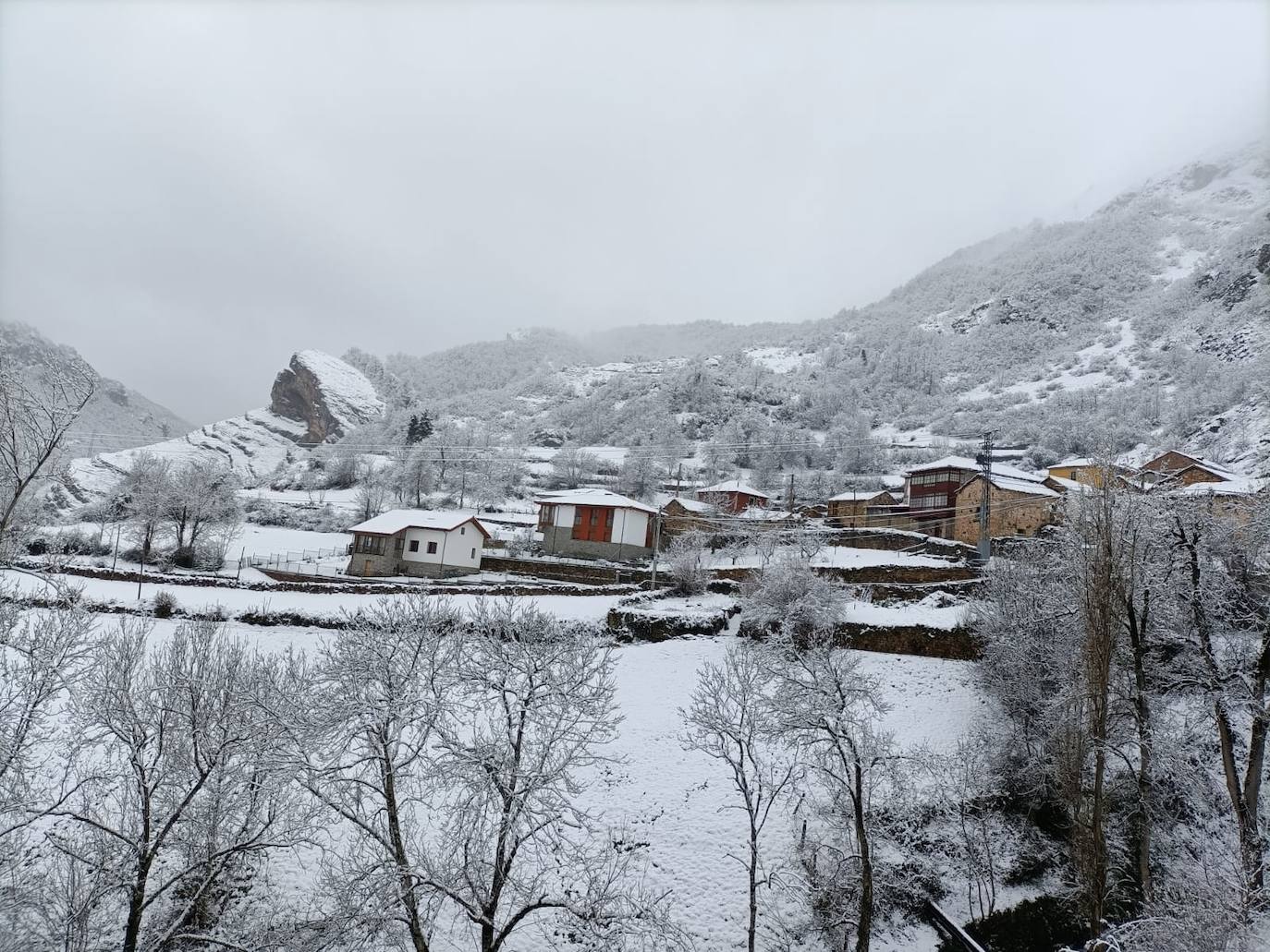 Lluvia, frío y nieve: las imágenes que deja el temporal en Asturias este sábado