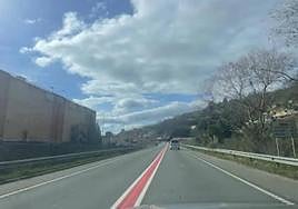 La recta del Alcampo, a la altura de El Entrego, donde desde hace unas semanas no se puede adelantar.