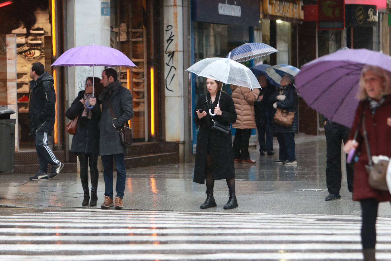 Lluvia, frío y nieve: las imágenes que deja el temporal en Asturias este sábado