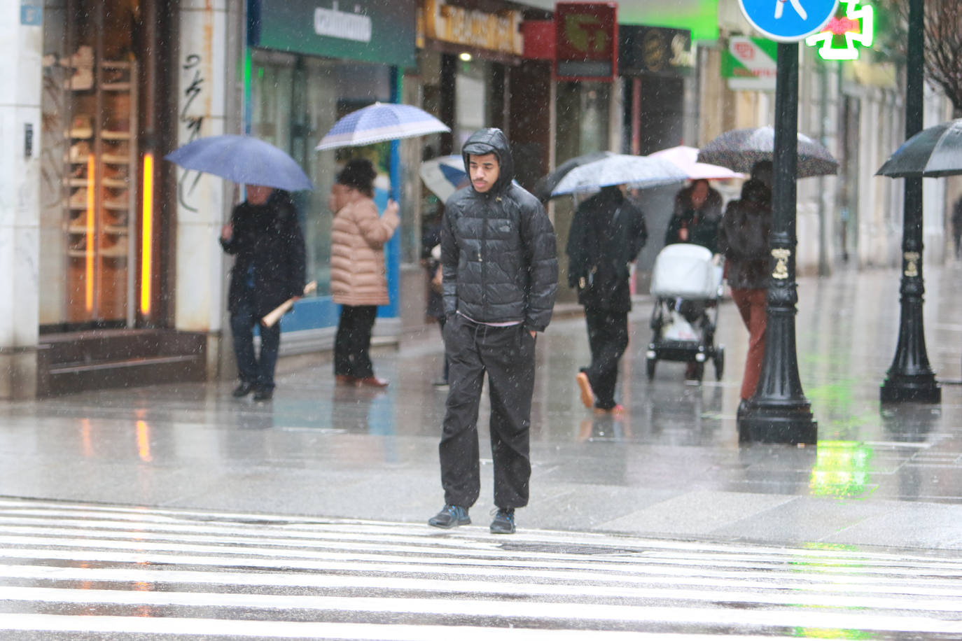 Lluvia, frío y nieve: las imágenes que deja el temporal en Asturias este sábado