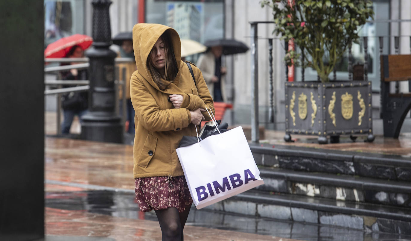 Lluvia, frío y nieve: las imágenes que deja el temporal en Asturias este sábado