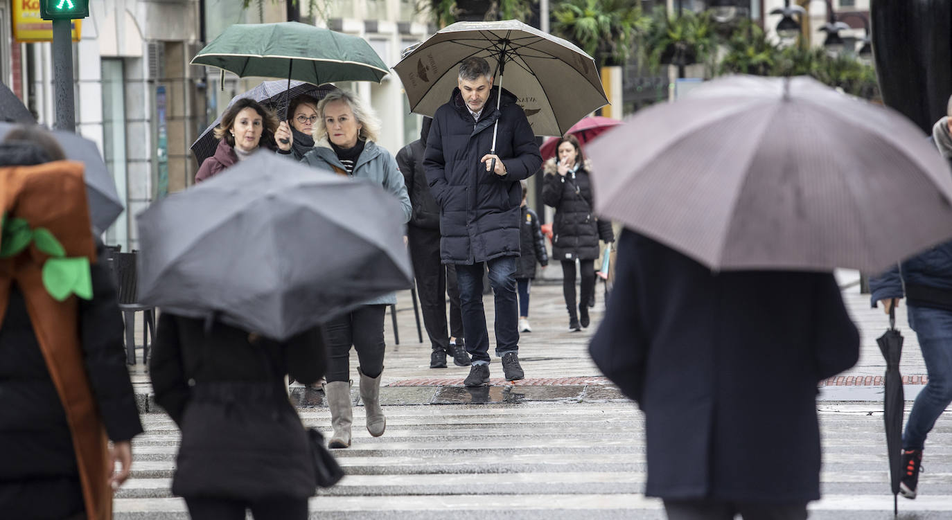 Lluvia, frío y nieve: las imágenes que deja el temporal en Asturias este sábado