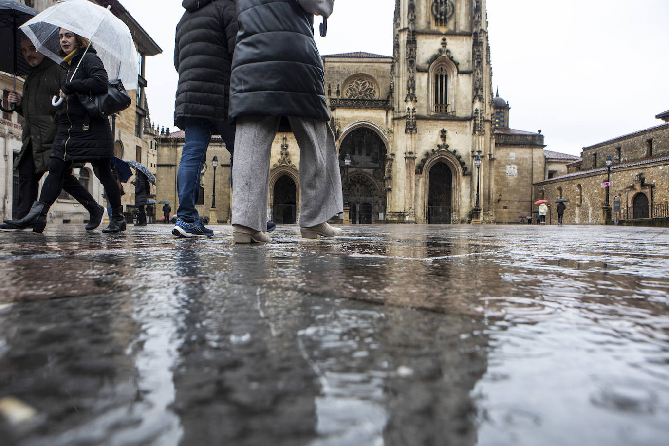 Lluvia, frío y nieve: las imágenes que deja el temporal en Asturias este sábado