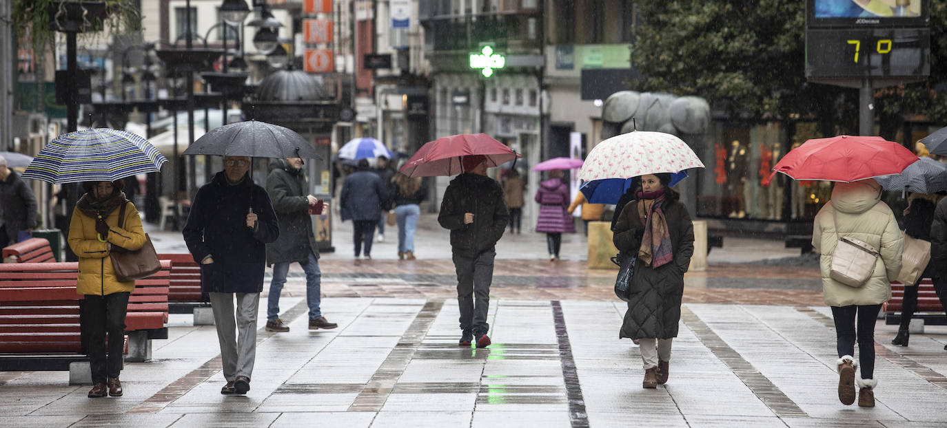 Lluvia, frío y nieve: las imágenes que deja el temporal en Asturias este sábado