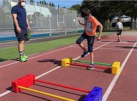 Joven deportistas del área de Diversidad Funcional en un entrenamiento en Las Mestas.