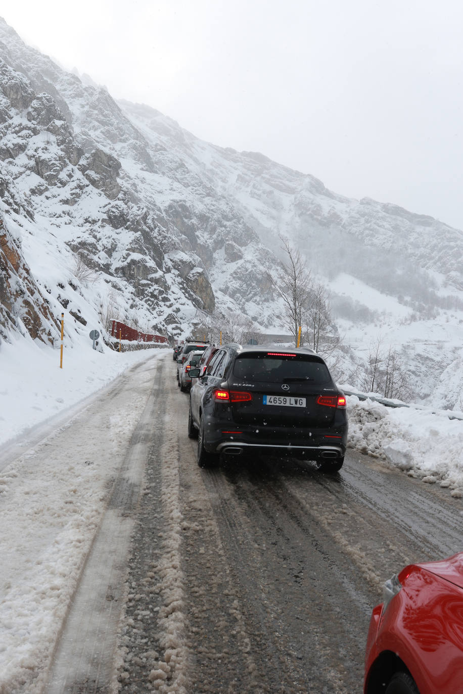 San Isidro y Pajares disfrutan bajo la nieve