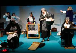 Obra de teatro sobre los oficios, representada por mujeres de Sobrescobio.