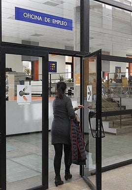 Una mujer entra en una oficina del Servicio de Empleo del Principado.
