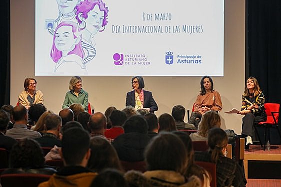 De izquierda a derecha, Susana Peregrina, María Luz Sánchez, Nieves Roqueñí, Ana Fernández y Silvia López.