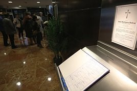 La esquela con el libro de firmas instalado a las puertas de la capilla ardiente en el tanatorio Los Arenales.