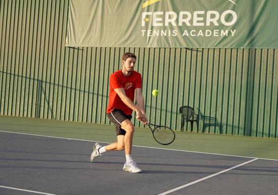 Pablo Carreño se prepara para golpear la bola en una de las pistas de la academia de Juan Carlos Ferrero.