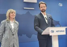 El líder del PP asturiano, Álvaro Queipo, junto a Esther Llamazares, diputada nacional del partido.