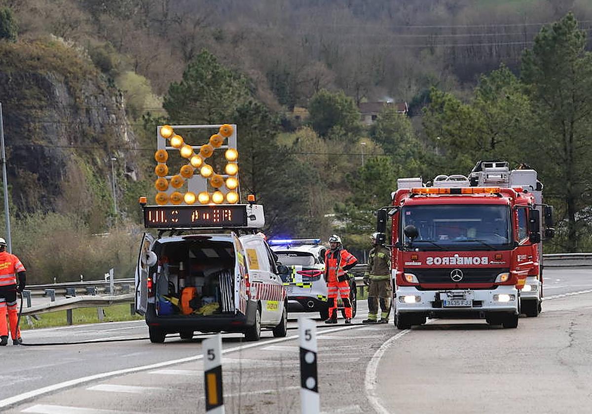 Bomberos y agentes de la Guardia Civil en el lugar del accidente, que se produjo a la altura de Soto de Ribera.