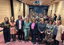 De izquierda a derecha, la periodista Silvia López; la directora de Minería Sostenible de ArcelorMittal, Ana Fernández; la consejera de Transición Ecológica, Nieves Roqueñí; la directora de la Biofábrica de ENCE Navia, María Luz Sánchez; la vicepresidenta Gimena Llamedo; la alcaldesa de Avilés, Mariví Monteserín, la concejala de Igualdad del Ayuntamiento de Avilés, Lucía Fernández Ron, y Susana Peregrina, coordinadora de la Plataforma Tecnológica de Acero Española.