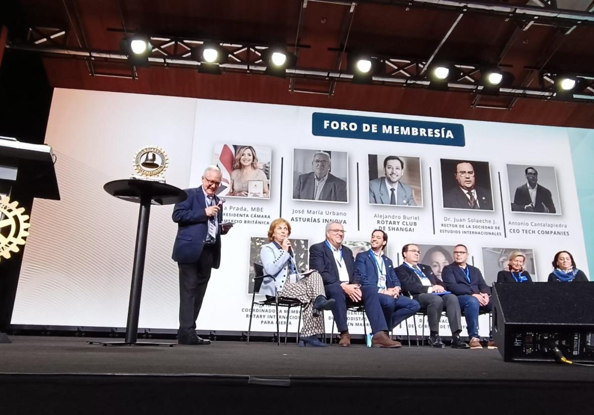 José María Urbano, sentado segundo por la izquierda, al inicio del foro de innovación e inteligencia artificial.