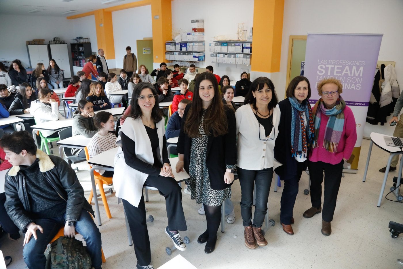 Patricia López (izda), con otras participantes en el proyecto y la directora del Piles (dcha).