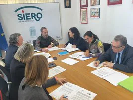 Las concejalas Eva Iglesias y Susana Madera; el secretario municipal de Siero, Felipe Fanjul; el alcalde de Siero, Ángel García; las vicerrectoras de Investigación, Irene Díaz, y Sostenibilidad, Inés Peñuelas, y el gerente de la Universidad de Oviedo, José Antonio Díaz.