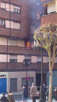 Alarma en Oviedo por el incendio en un piso en Vallobín