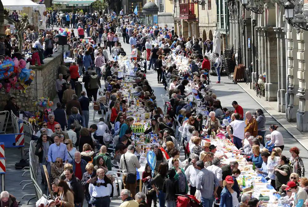 Una imagen de una edición pasada de la Comida en la Calle de Avilés.